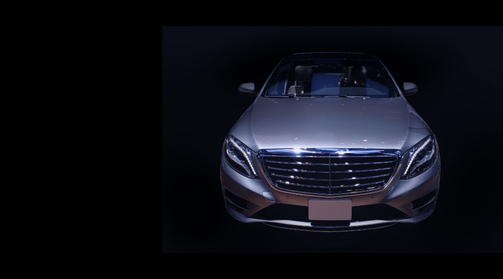 シルバーの車